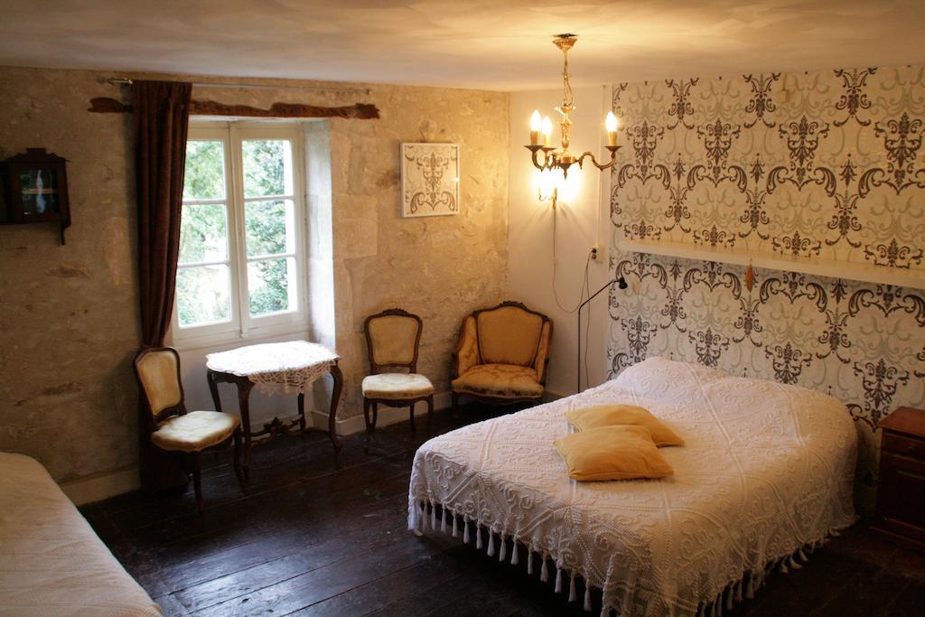 Bed and Breakfast Le Petit Mas D'Ile Saint-Germain-de-Confolens Номер фото