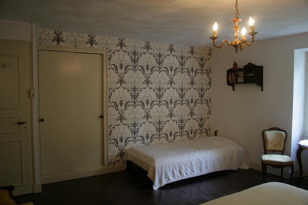 Bed and Breakfast Le Petit Mas D'Ile Saint-Germain-de-Confolens Номер фото