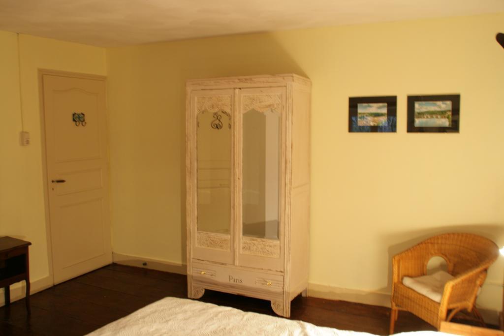 Bed and Breakfast Le Petit Mas D'Ile Saint-Germain-de-Confolens Екстер'єр фото